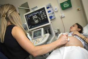 Pregnant women having an ultrasound